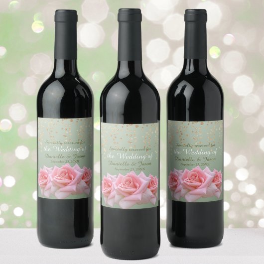 Roze rozen op zachte grond wijn etiket