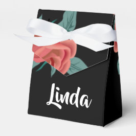 Roze rozen op zwart bedankdoosjes