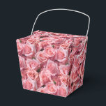 Roze Rozen Print Feestbehandelingsdoos Bedankdoosjes<br><div class="desc">De feestgunstendoos is afgebeeld met een prachtige roze rozen bloemenprint. 
Pas dit item aan of koop het zoals het is.
Tip: Voeg gewoon uw geweldige traktaties toe en voeg wat feestelijke lint toe.



Gelicentieerde afbeelding</div>