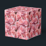 Roze Rozen Print Party Treat Box Bedankdoosjes<br><div class="desc">Party favour box wordt getoond met een mooie roze rozen bloemenprint. Pas dit object aan of koop het object zoals het is. Tip: voeg gewoon je geweldige traktaties toe en voeg wat feestelijk lint toe. Afbeelding onder licentie</div>