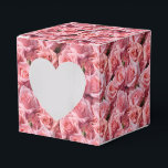 Roze Rozen Print Party Treat Box Bedankdoosjes<br><div class="desc">Party favour box wordt getoond met een mooie roze rozen bloemenprint. Pas dit object aan of koop het object zoals het is. Tip: voeg gewoon je geweldige traktaties toe en voeg wat feestelijk lint toe. Afbeelding onder licentie</div>