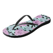 roze rozen, rozen, achtergrond turkooizen teenslippers (Schuin)