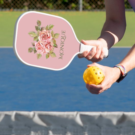   roze rozen, speciaal gepersonaliseerd pickleball paddle (Insitu)