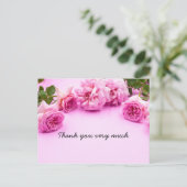 Roze rozen staan op roze achtergrond dankzij je ka briefkaart (Staand voorkant)