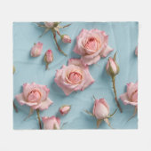 Roze rozen verspreid over een lichtblauwe achtergr fleece deken (Voorkant (Horizontaal))