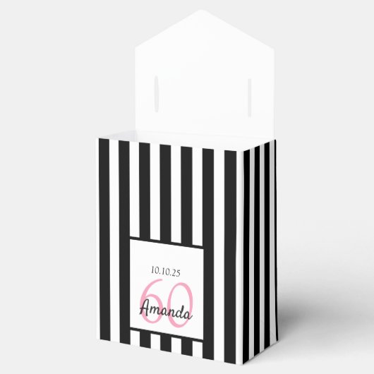 Roze rozen voor de 60ste verjaardag op zwarte witt bedankdoosjes (Geopend)