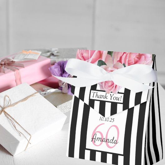 Roze rozen voor de 60ste verjaardag op zwarte witt bedankdoosjes