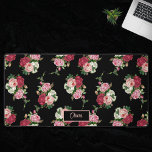 roze rozen w/naam-zwarte achtergrond bureaumat<br><div class="desc">Mooie sprays van  roze,  rode en witte rozen en groen gebladerte in herhalend bewerkbaar patroon op doorzichtige achtergrond (zwart gebruikt in monster). Personaliseer met jouw naam of monogram.</div>