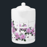 Roze rozen witte picket theepot<br><div class="desc">Roze rozen in de stijl van het land en een witte heuptheek.</div>