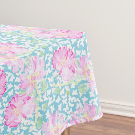 Roze rozen, witte vlinders op blauwe tablet tafelkleed (Voorbeeld)