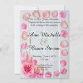 Roze rozenblaadjes op houten bruiloft uitnodiging (Voorkant)