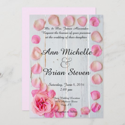 Roze rozenblaadjes op houten bruiloft uitnodiging (Voorkant / Achterkant)