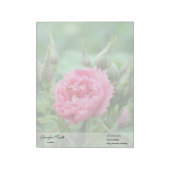 Roze rozenbloem en groene bladeren. notitieblok (Linkerzijde)