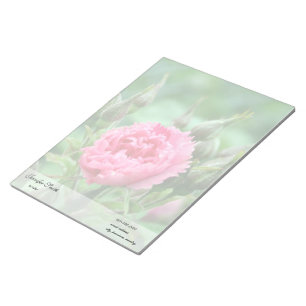 Roze rozenbloem en groene bladeren. notitieblok