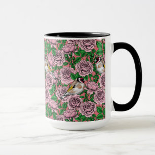 Roze rozenbloemen en goudvink vogels mok