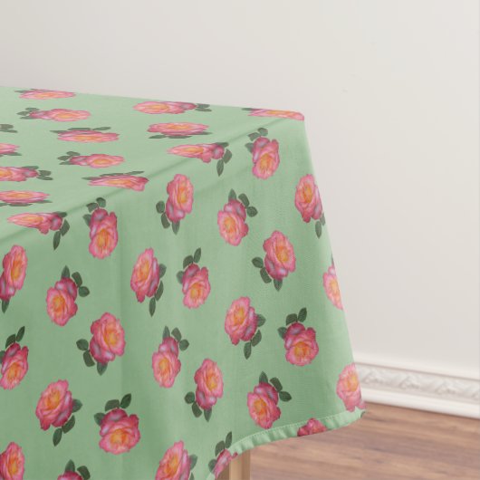 Roze rozenbloemen op lichtgroen tafelkleed (Voorbeeld)