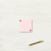Roze rozenbloemen op roze post-it® notes (Op bureau)