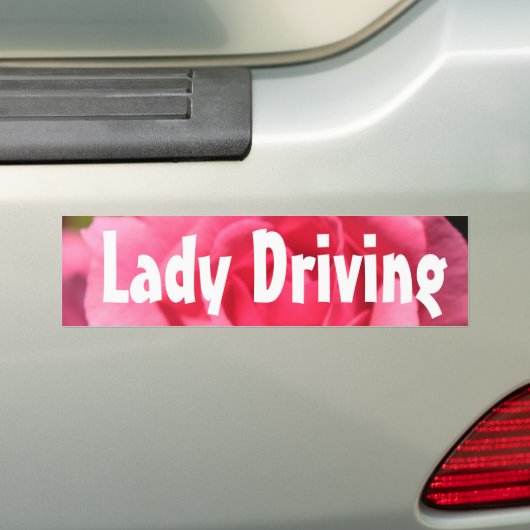 roze rozendame, vrouw die bumpersticker bestuurt (Op auto)