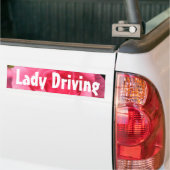 roze rozendame, vrouw die bumpersticker bestuurt (Op Truck)