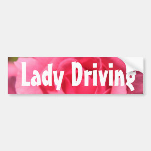 roze rozendame, vrouw die bumpersticker bestuurt