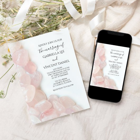 Roze rozenkwarts op het witte huwelijk kaart