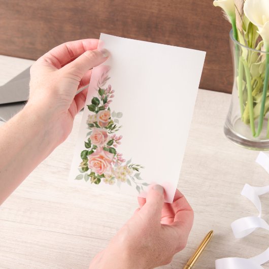 Roze rozenoverlay vellum uitnodigingen (Draagbaar)