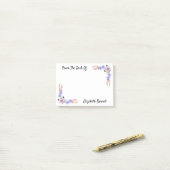 Roze rozenpenseel waarin persoonlijke post-it noti post-it® notes (Op bureau)