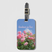 Roze rozenstruik onder blauwe lucht, aangepaste tu bagagelabel (Voorkant (verticaal))