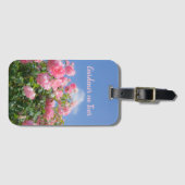 Roze rozenstruik onder blauwe lucht, aangepaste tu bagagelabel (Voorkant (horizontaal))