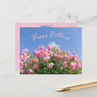 Roze rozenstruik onder blauwe lucht, op maat briefkaart