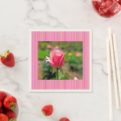 Roze rozentuin met strepen servet (Insitu)