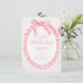 Roze Ruffle Bow Verjaardag Uitnodiging (Staand voorkant)