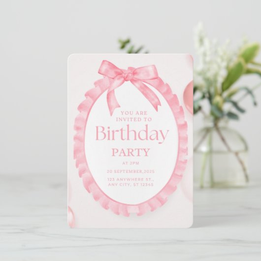 Roze Ruffle Bow Verjaardag Uitnodiging (Staand voorkant)