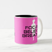 Roze Running Focus Believe Breathe Tweekleurige Koffiemok (Voorkant rechts)