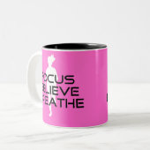 Roze Running Focus Believe Breathe Tweekleurige Koffiemok (Voorkant links)