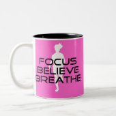 Roze Running Focus Believe Breathe Tweekleurige Koffiemok (Links)