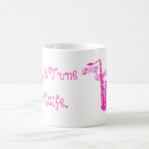 Roze saxofoon & noten spelen een deuntje voor het koffiemok