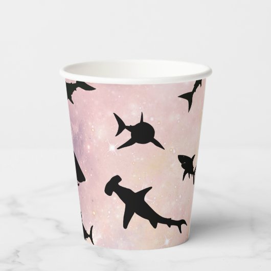 Roze schaduw vis haai op gradiënt melkwegstelsel R Papieren Bekers (Achterkant)