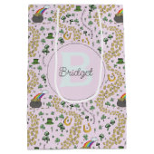 Roze Schattige n' Curvy Shamrocks Baby Naam St Pat Medium Cadeauzakje (Achterkant)