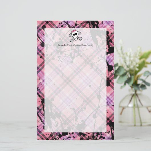 Roze schedel en kruisbeenderen met hart en met pot briefpapier (Staand voorkant)