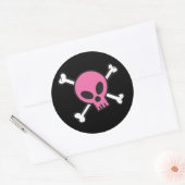 Roze Schedel en Kruisbeenderen Ronde Sticker (Envelop)
