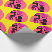 Roze schedel op geel omlooppapier cadeaupapier (Hoek)