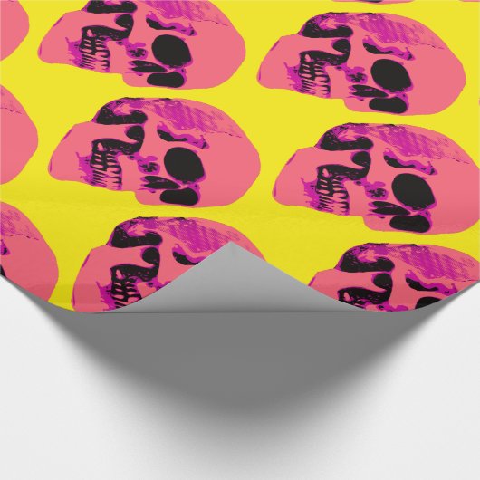 Roze schedel op geel omlooppapier cadeaupapier (Hoek)