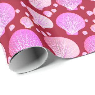 Roze schelpen op een bordeauxrode achtergrond cadeaupapier