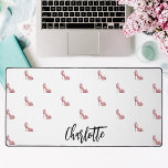 Roze schoenen witte glamoureuze naam bureaumat<br><div class="desc">Een witte achtergrond versierd met roze schoenen met hoge hakken. Een naam personaliseren en toevoegen.</div>