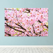 Roze schuim van kersenbloesem boven de Sakura-bome Canvas Afdruk (Insitu (Houten vloer))