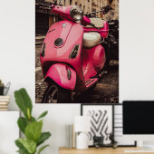 Roze scooter geparkeerd op straat poster (Thuiskantoor)