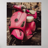 Roze scooter geparkeerd op straat poster (Voorkant)