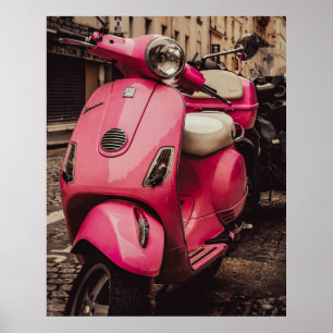 Roze scooter geparkeerd op straat poster