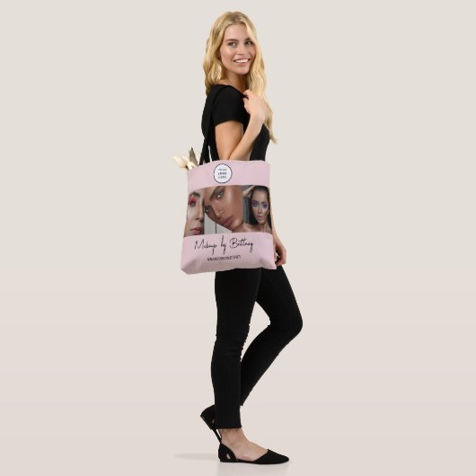 Roze Script Logo Foto Make-up Studio Tote Bag (Op model)